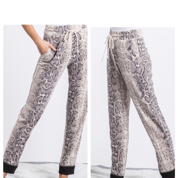 ANIMAL PRINTED LOUNGEWEAR SET NWT - Picture 9 of 11